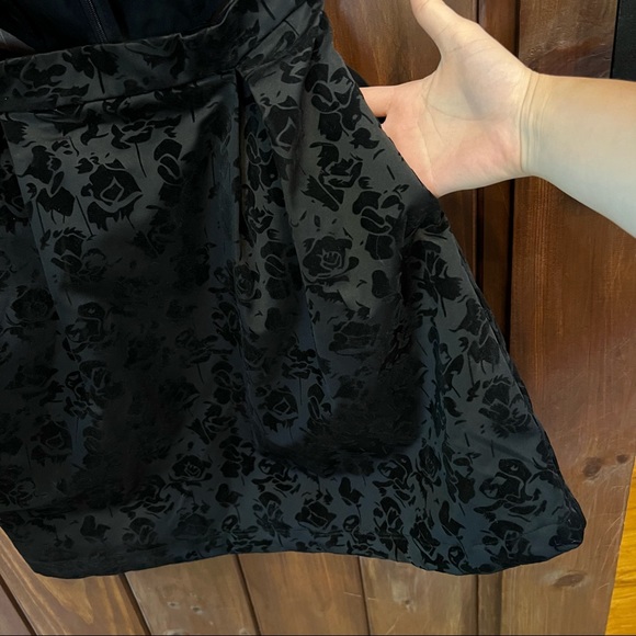 NWT Francesca’s Velvet Floral Pearl Halter Cut Out Cocktail Mini Dress - Picture 5 of 7